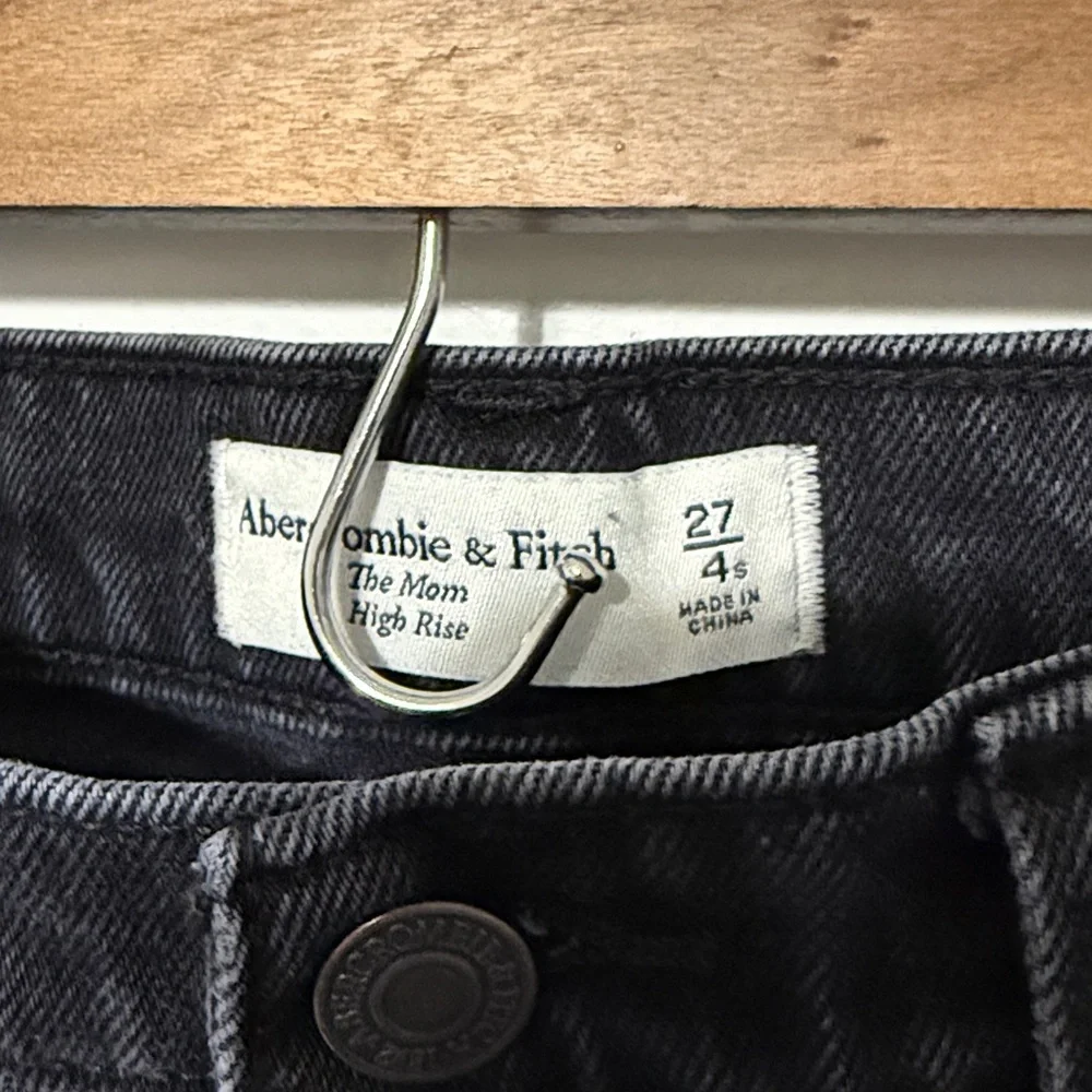 Abercrombie & Fitch The Mom High Rise Black Wash Jeans 4 Short
